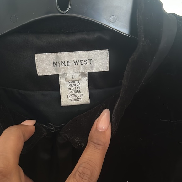 Slightly worn very nice velvet black Nine West size large jacket - Picture 2 of 3